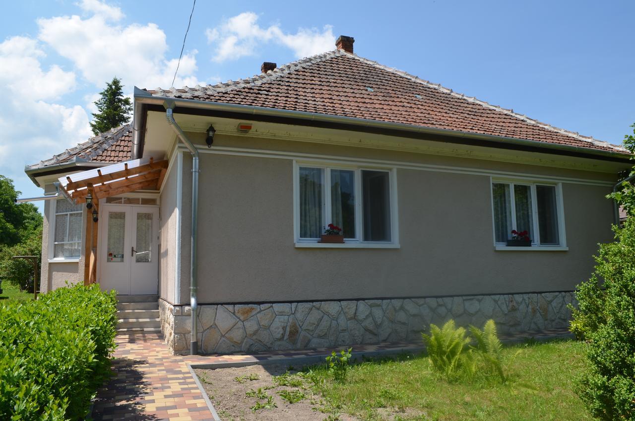 Oeroemvoelgy Vendeghaz Hotel Bozsva Exterior foto